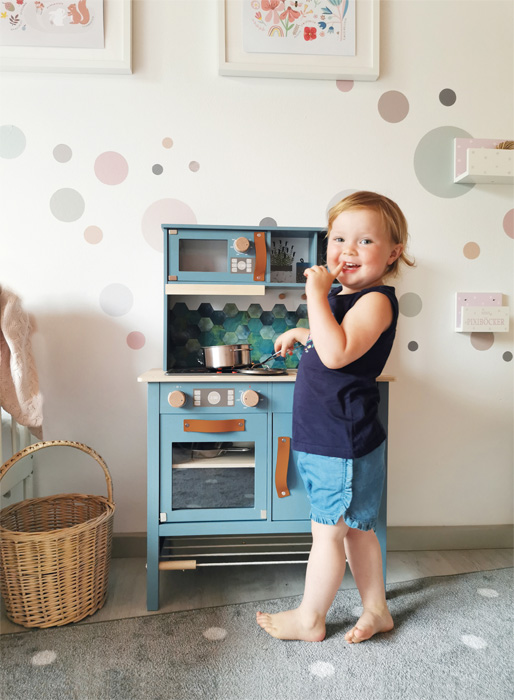 Puidust mänguköök koos töövahenditega sööginõudega laste köök toiduained mänguköök