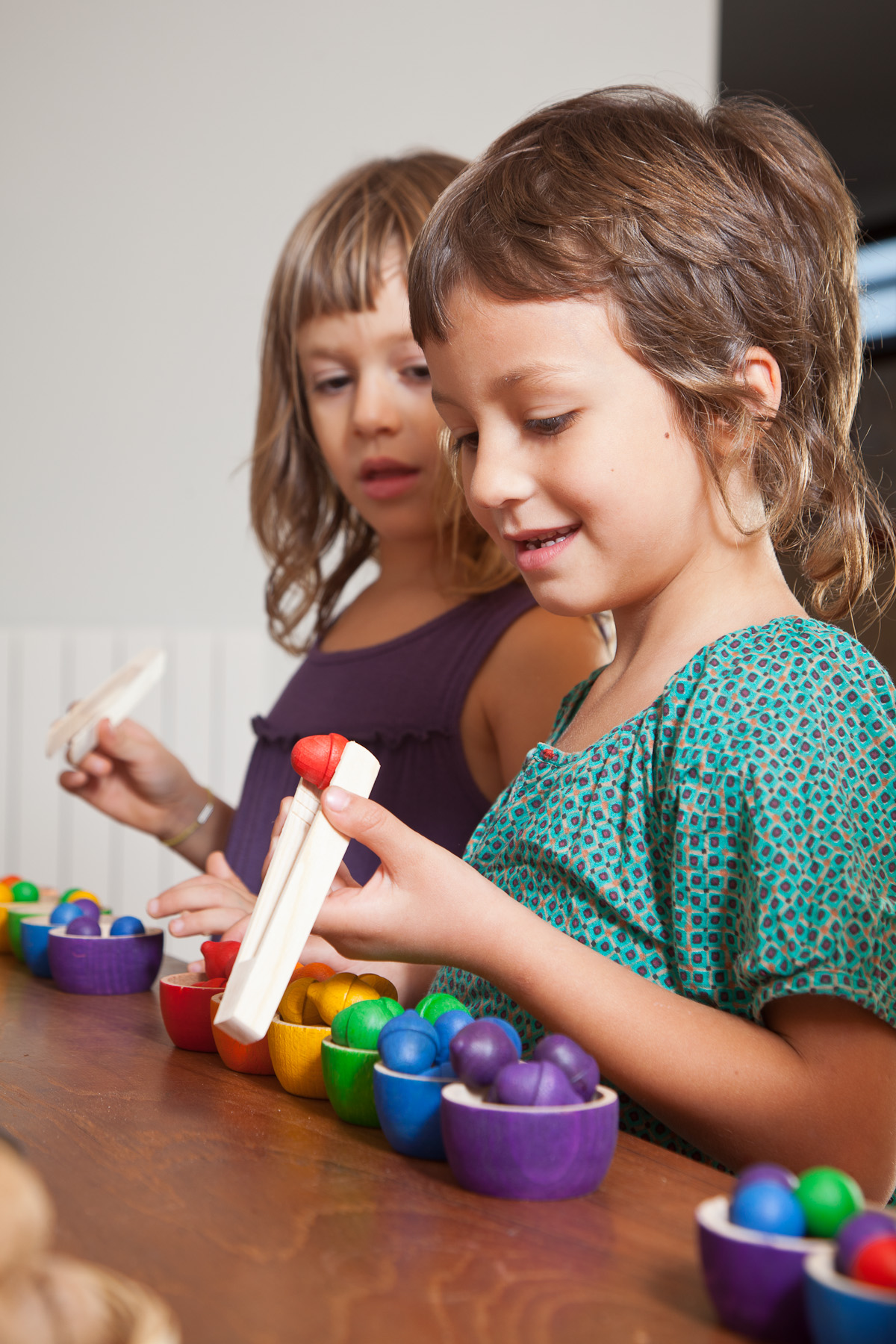 grapat puidust mänguasjad puidust mänguvahendid loovmäng vabamäng sorteerimismäng värvide õppimiseks näpitsat pintsetid