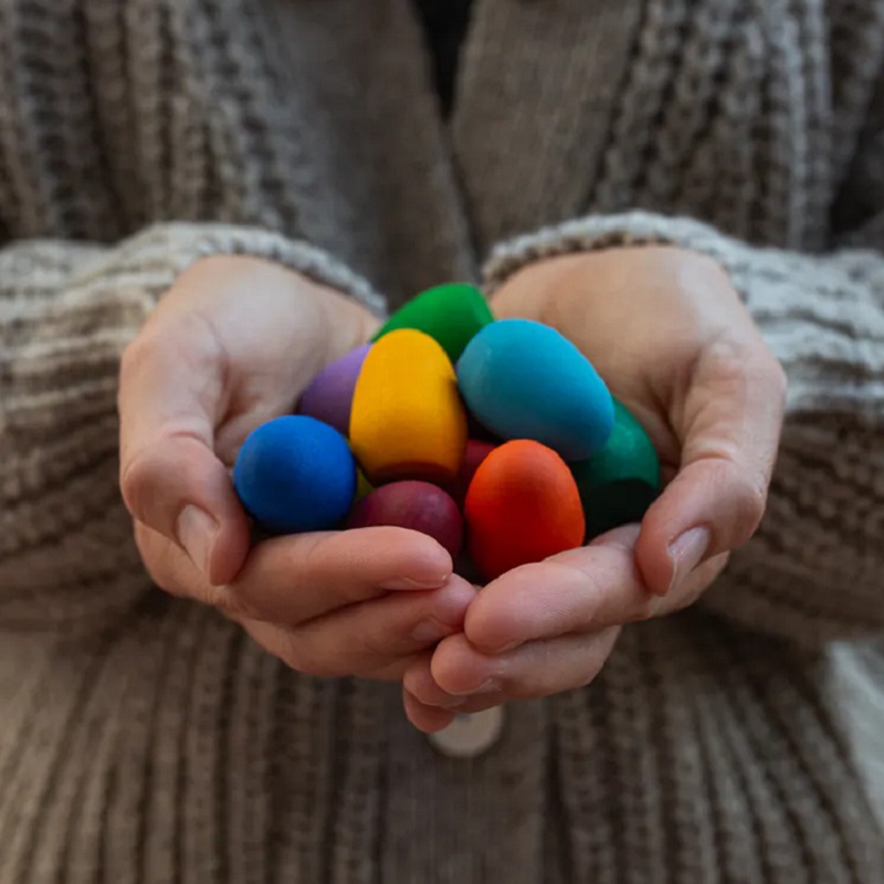 Grapat puidust mängufiguurid õnneloos üllatuskarp kingitus loovmäng vabamäng waldorfpedagoogika waldorfmänguasjad puidust muna vikerkaare toonides värvilised