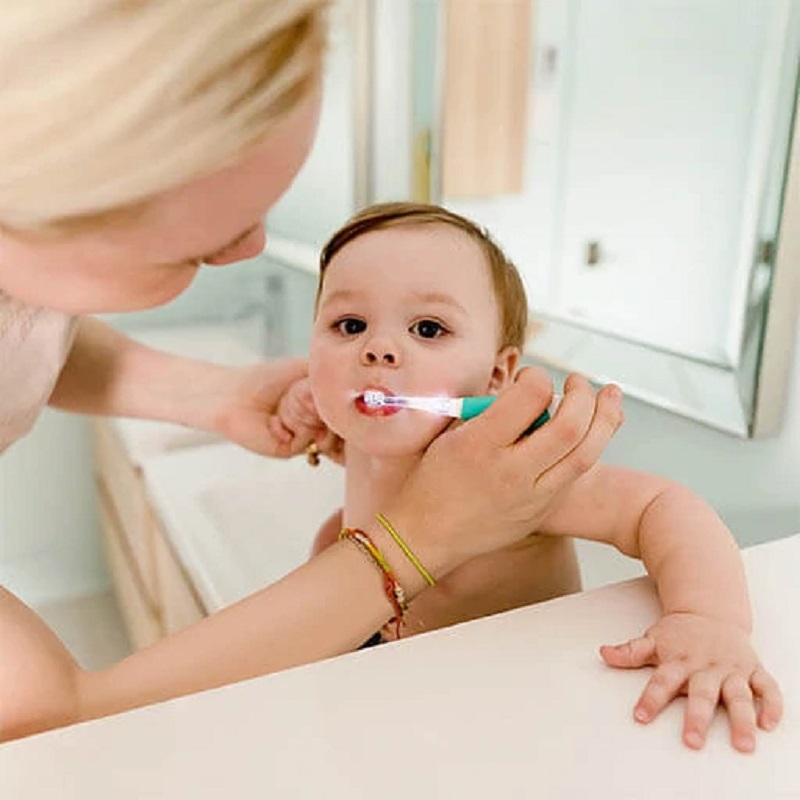 Valgusega hambahari beebidele ja lastele, kahe otsikuga 0-18 kuud ja 18+ kuud