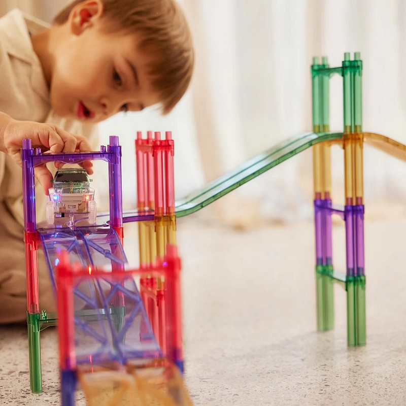 Connetix magnetklotside soodus ja Cleverclix autorajad elektriliste autodega