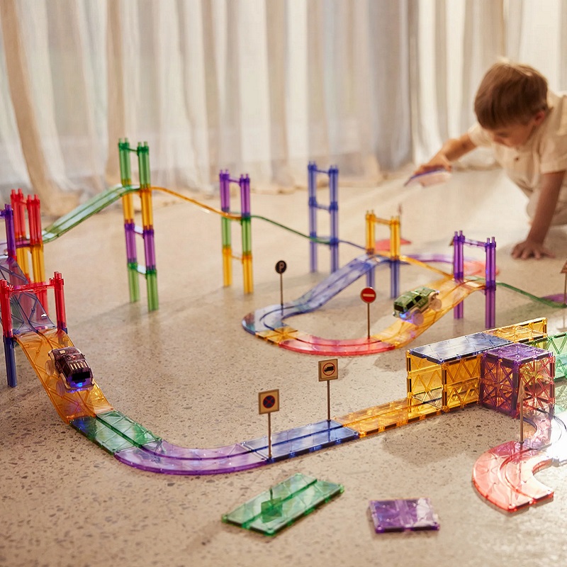 Connetix magnetklotside soodus ja Cleverclix autorajad elektriliste autodega