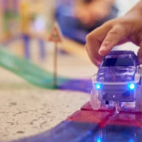 Connetix magnetklotside soodus ja Cleverclix autorajad elektriliste autodega