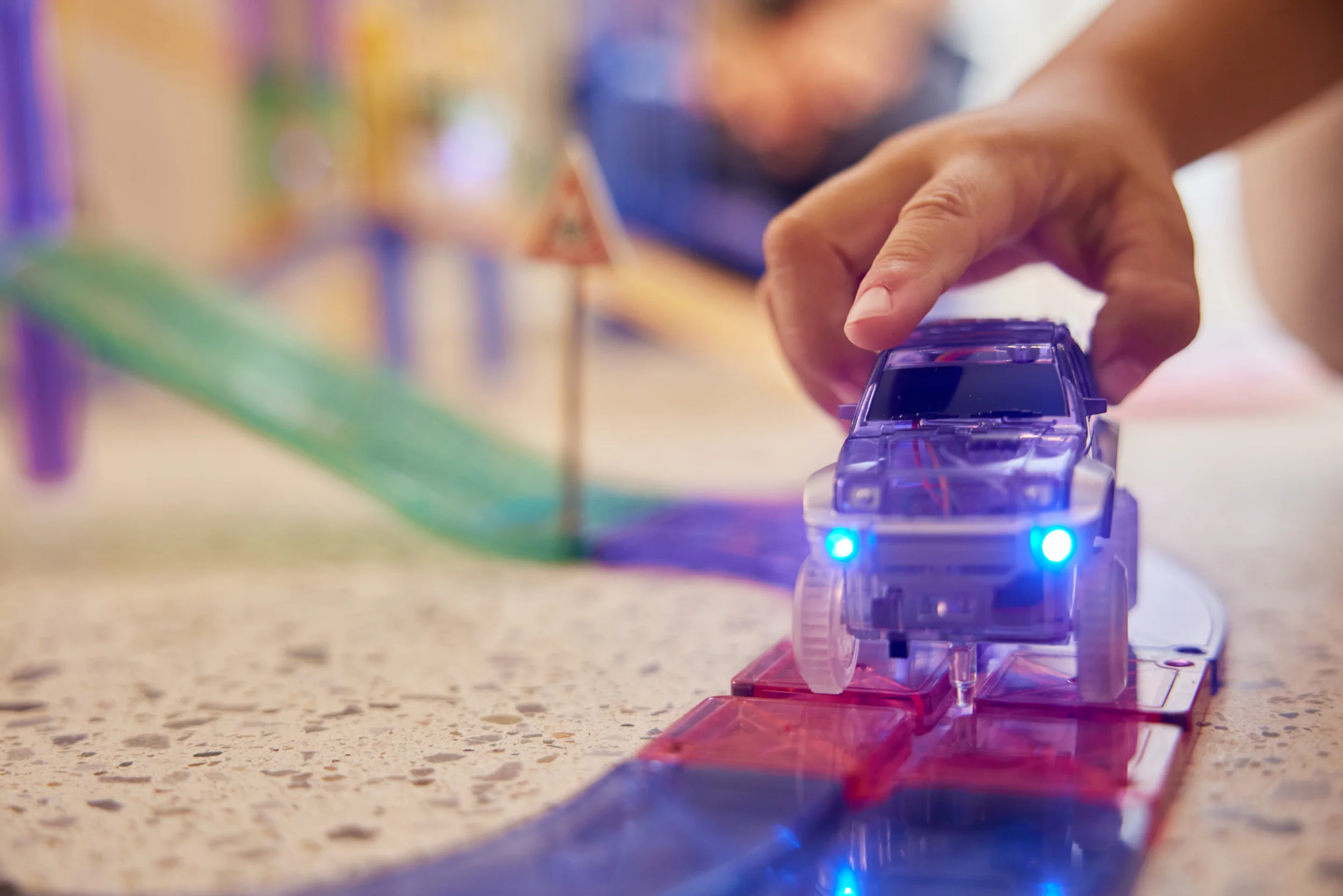 Connetix magnetklotside soodus ja Cleverclix autorajad elektriliste autodega