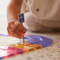 Connetix magnetklotside soodus ja Cleverclix autorajad elektriliste autodega