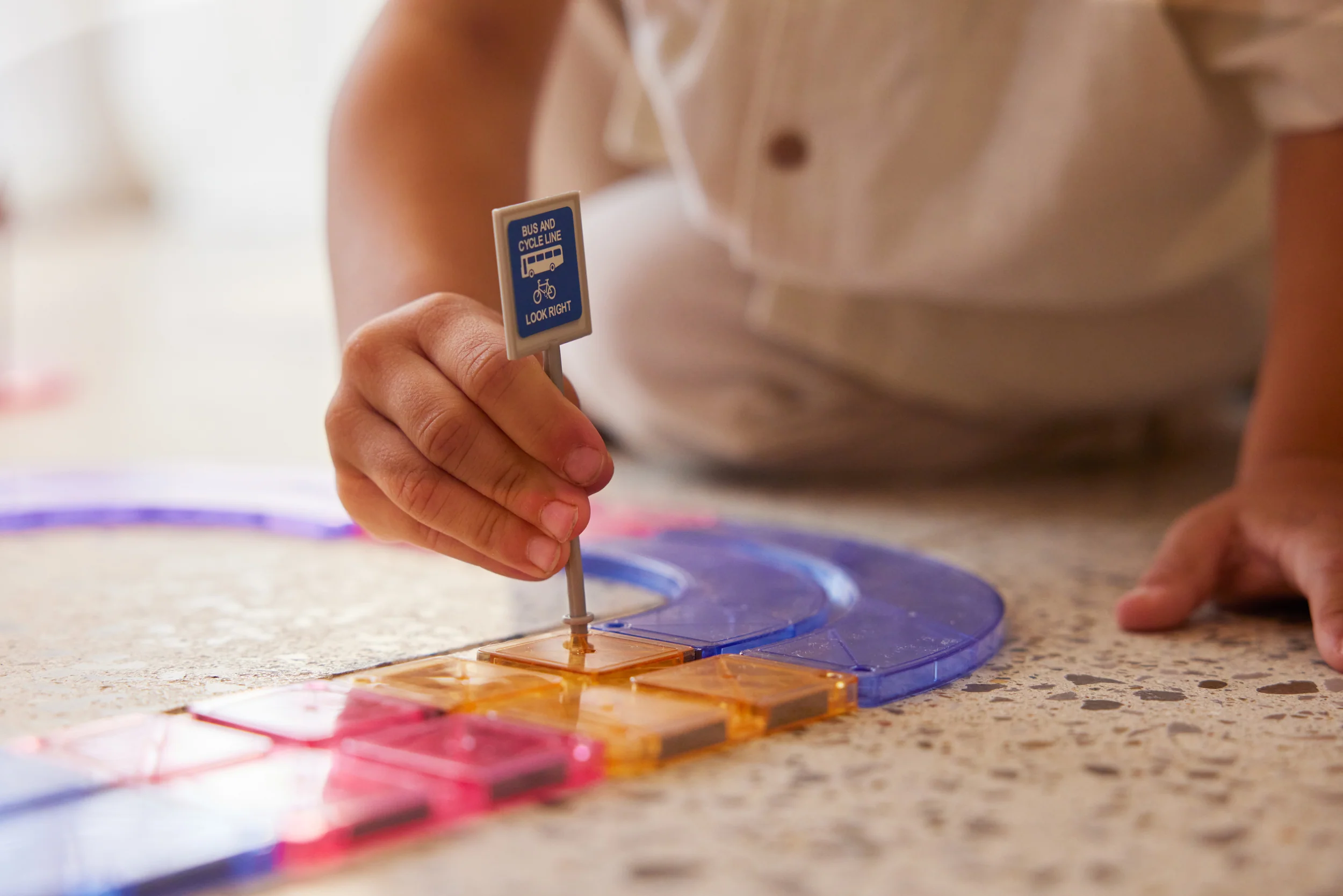 Connetix magnetklotside soodus ja Cleverclix autorajad elektriliste autodega