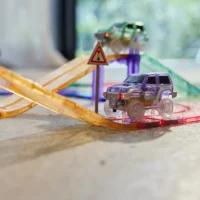 Connetix magnetklotside soodus ja Cleverclix autorajad elektriliste autodega
