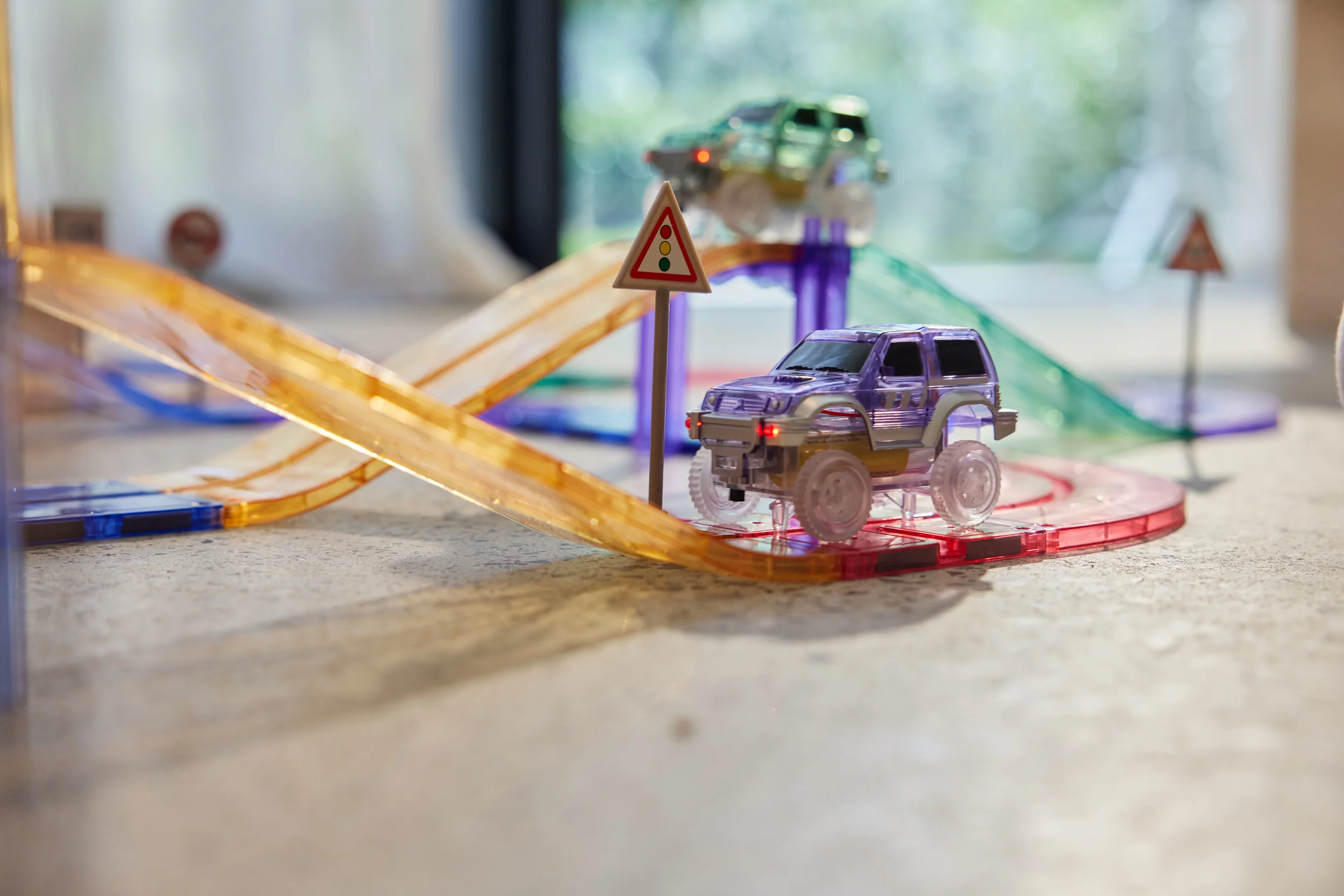 Connetix magnetklotside soodus ja Cleverclix autorajad elektriliste autodega