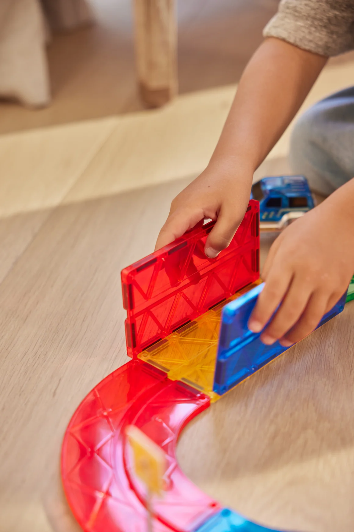 Connetix magnetklotside soodus ja Cleverclix autorajad elektriliste autodega