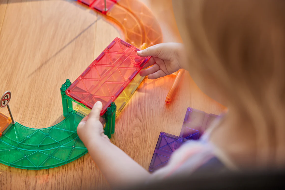 Connetix magnetklotside soodus ja Cleverclix autorajad elektriliste autodega