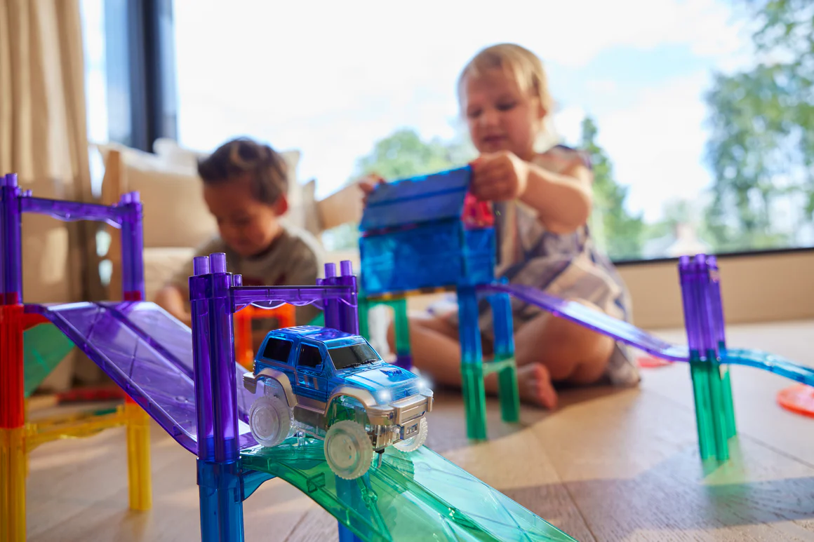 Connetix magnetklotside soodus ja Cleverclix autorajad elektriliste autodega