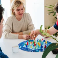 kogu pere nutikas strateegiamäng lauamäng pingviinide kogunemine smartgames kingiidee