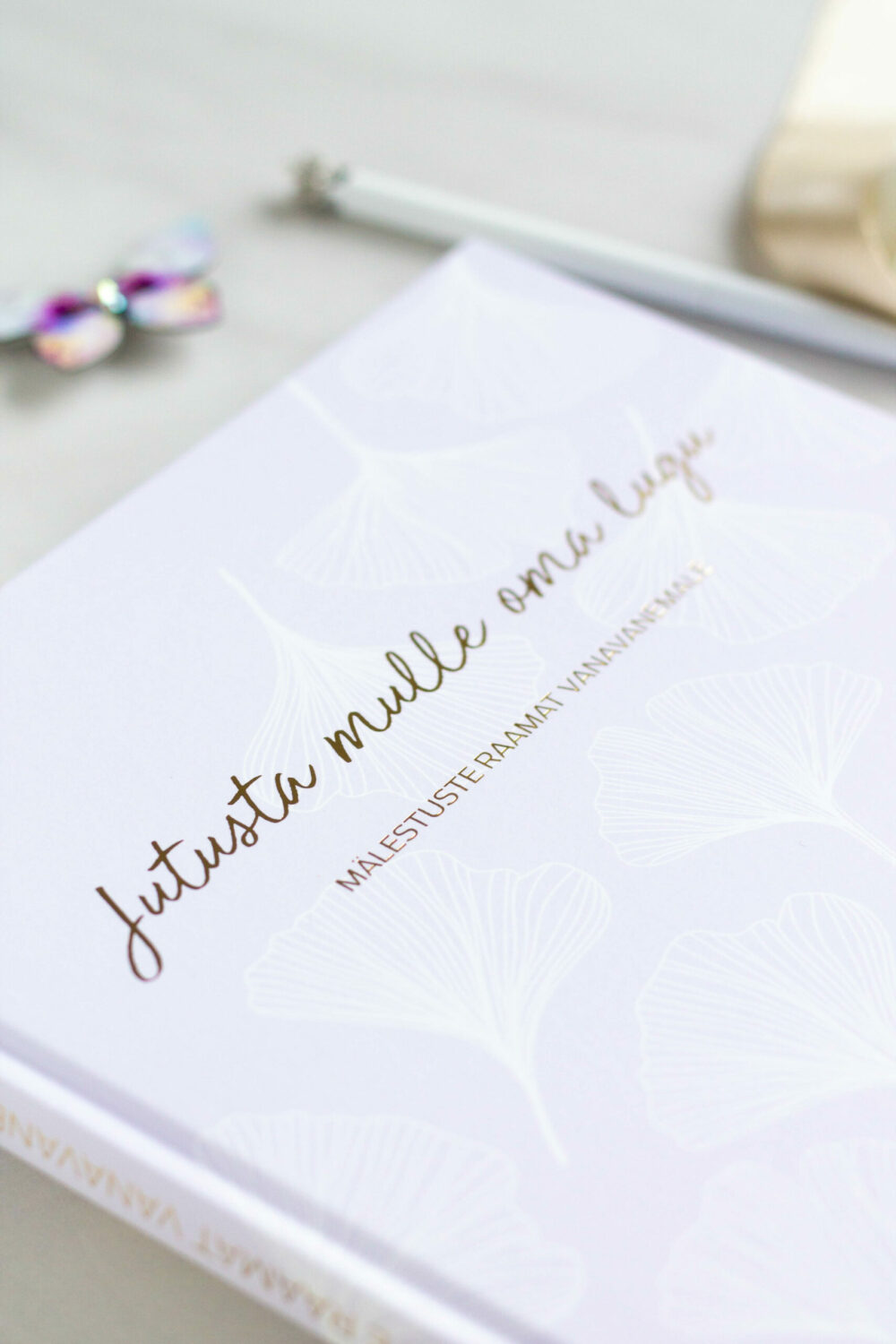 Mälestusteraamat üle 100 küsimusega vanavanema eluloo jäädvustamiseks - väärtuslik kingiidee vanaemale ja vanaisale