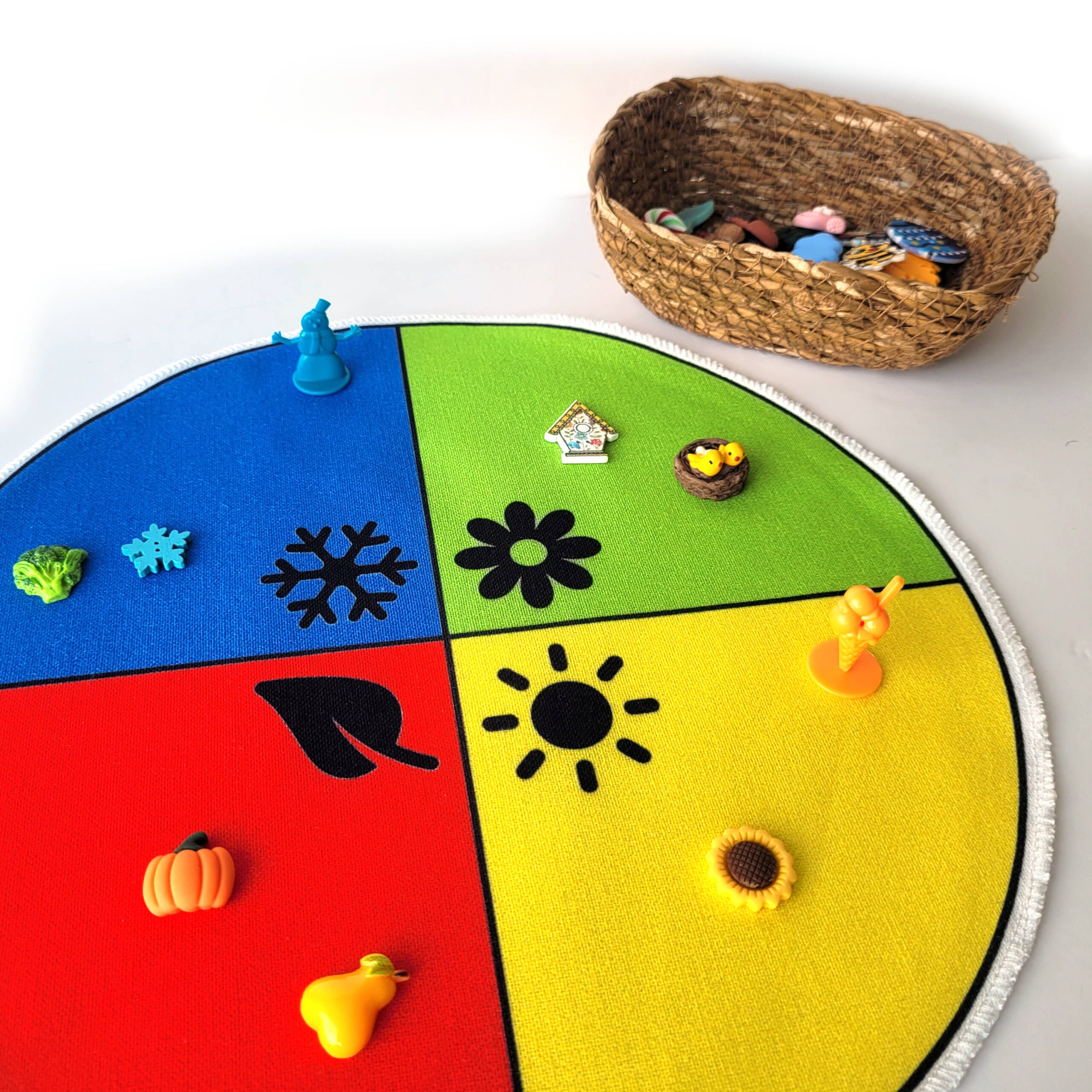 Aastaaegade sorteerimisratas ja miniatuursed mängufiguurid – hariv ja loov mängukomplekt lastele.