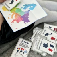 Õppekaardid Euroopa riikide ja lippude tundmaõppimiseks – geograafiamäng lastele.