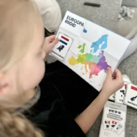 Õppekaardid Euroopa riikide ja lippude tundmaõppimiseks – geograafiamäng lastele.