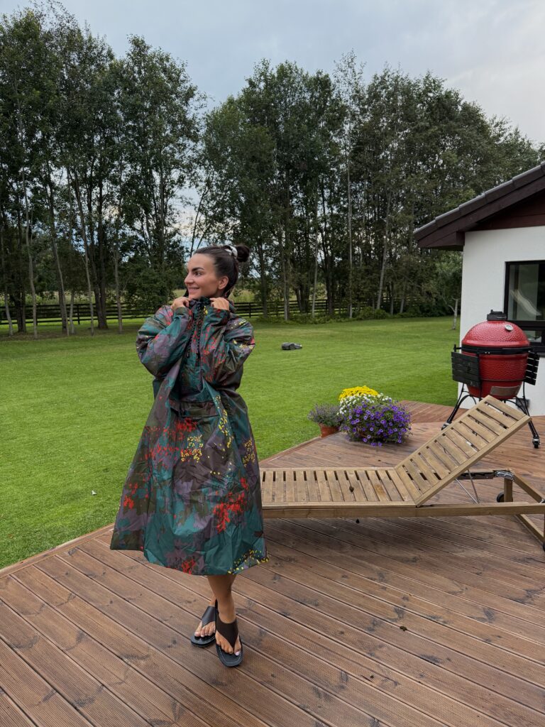 Elina Rassmann – meditsiinitöötaja, modell ja fitness-elustiili jagaja sotsiaalmeedias, tuntud oma huumorimeele ja kahe jalaga maa peal olemise poolest – kannab džunglimustriga Rainkiss keepi.