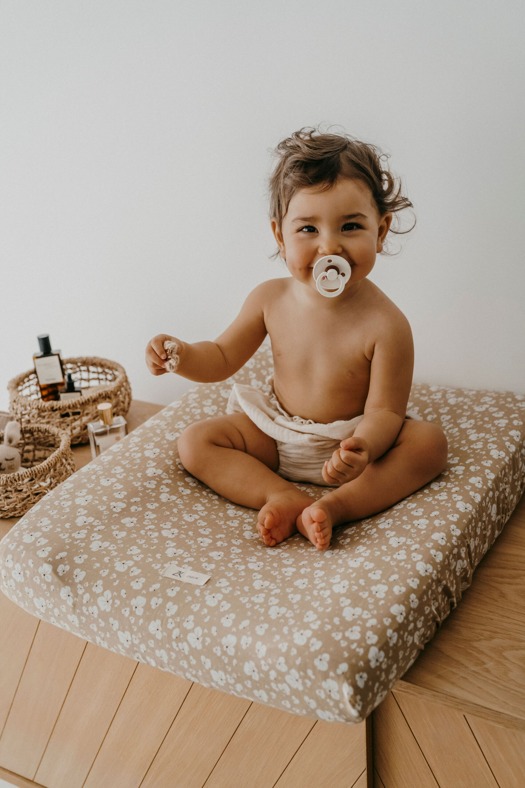 Naturaalne musliinkangast mähkimisaluse kate kummiga