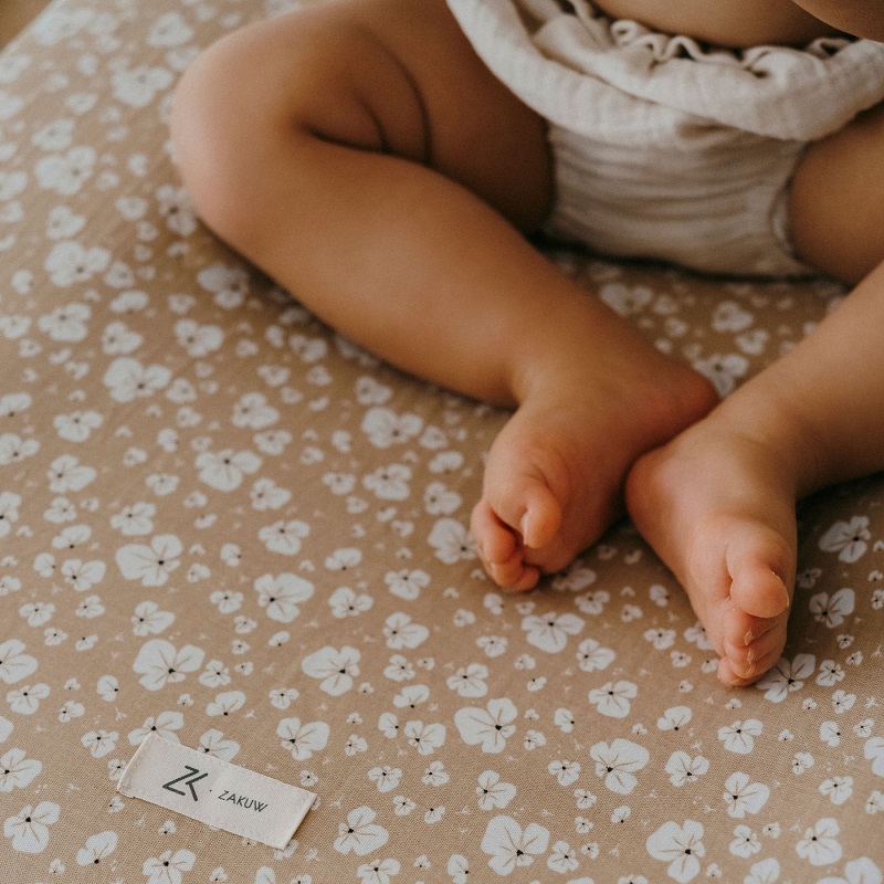 Naturaalne musliinkangast mähkimisaluse kate kummiga