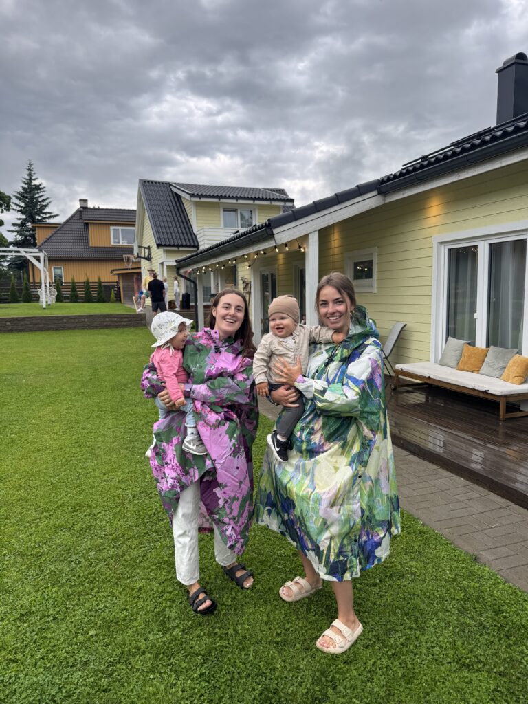 Pargi Kodu perenaine koos sõbrannaga – Lily lilleline Rainkiss keep ja roosa kamuflaaž disain teevad vihmase päeva stiilseks ja pilgupüüdvaks.