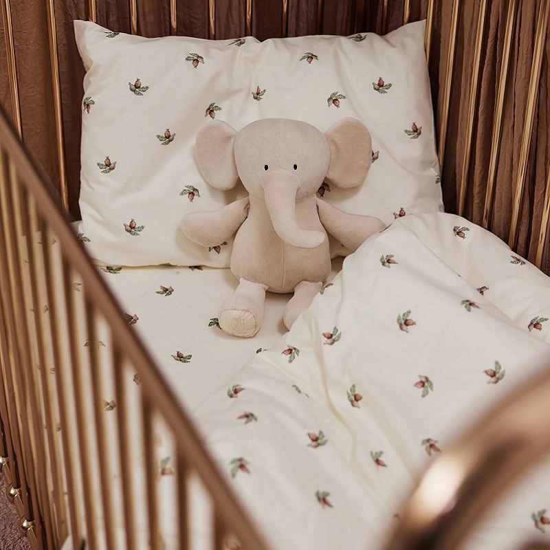 lastetekikott ja puuvillane ja ohutu voodipesukomplekt jollein padjapüüri ja tekikotiga