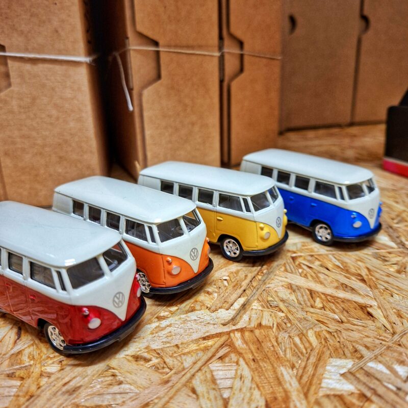 Tagasitõmmatav metallist mudelauto „Volkswagen Minivan“