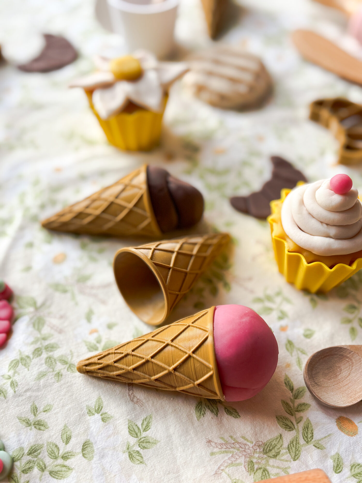 MĪCI kinkekomplekt Jäätised kolme loodusliku plastiliini ja jäätisetuutudega MĪCI kinkekomplekt Jäätised kolme loodusliku plastiliini ja jäätisetuutudega