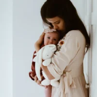 Nutusensoriga rahustav MOONIE 2.0 kaisujänes beebile roosa müra ja öölambiga Nutusensoriga rahustav MOONIE 2.0 kaisujänes beebile roosa müra ja öölambiga