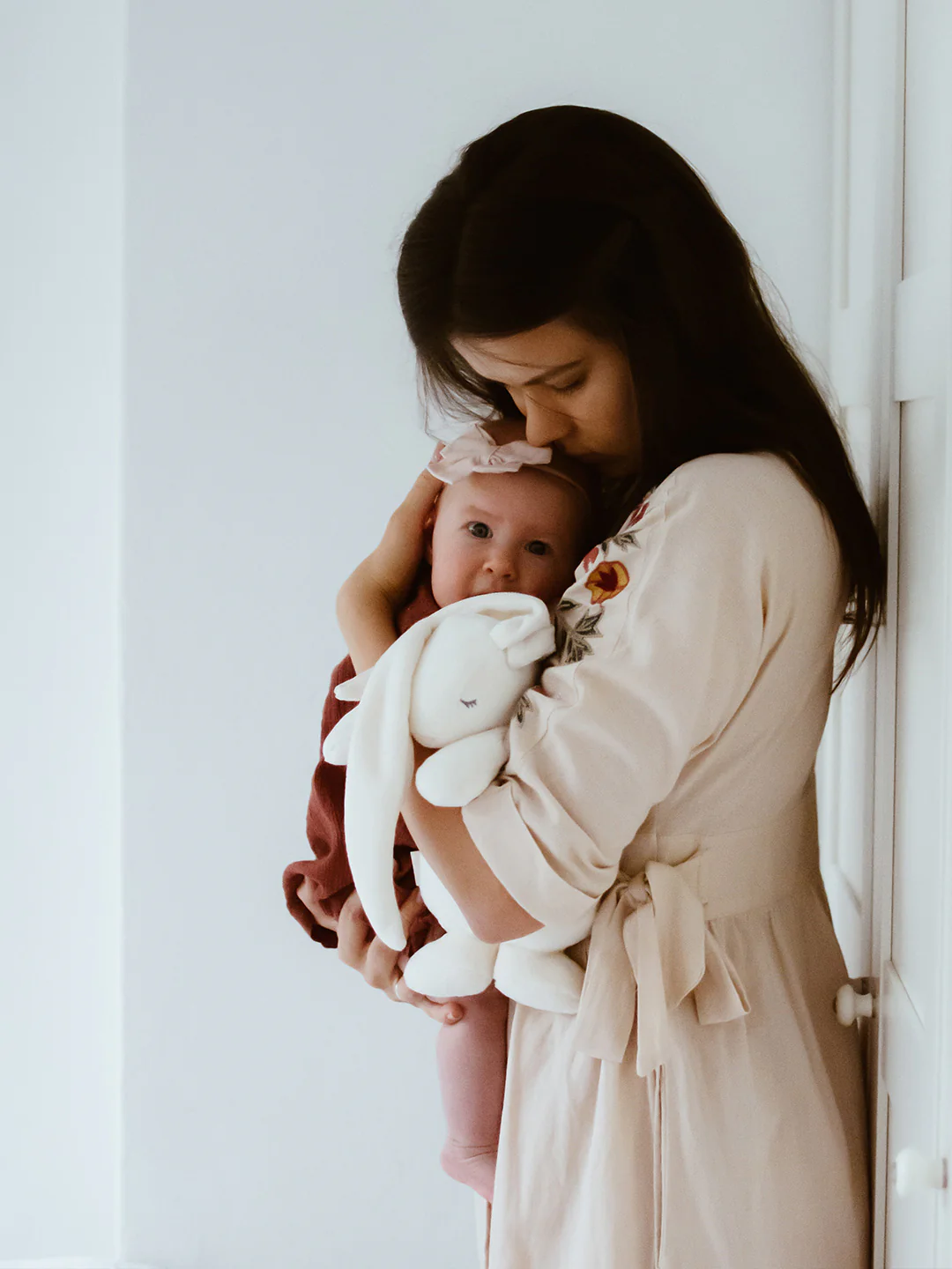 Nutusensoriga rahustav MOONIE 2.0 kaisujänes beebile roosa müra ja öölambiga