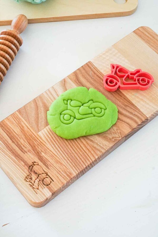 MĪCI kinkekomplekt masinad kahe loodusliku plastiliini ja vormidega ja taignarulliga