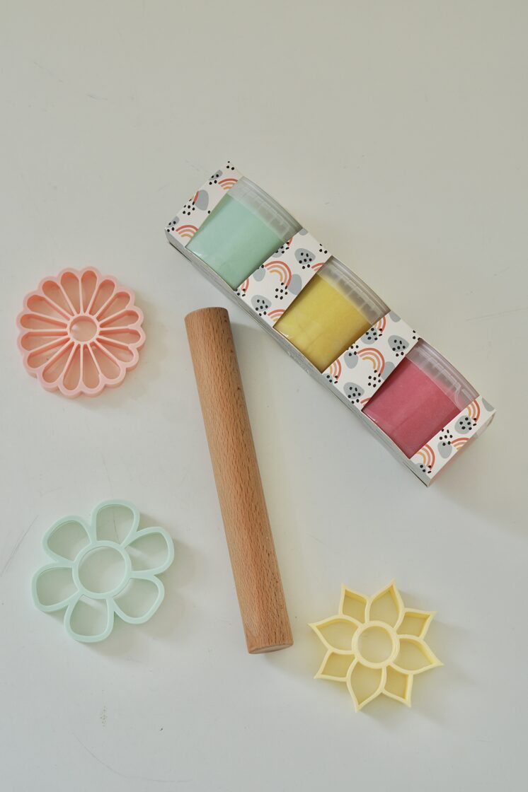 MĪCI kinkekomplekt lilled kolme loodusliku plastiliini ja rulli ja vormidega