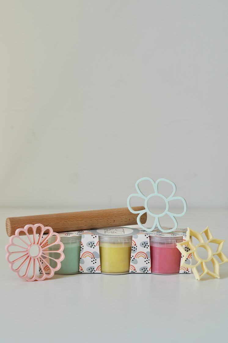 MĪCI kinkekomplekt lilled kolme loodusliku plastiliini ja rulli ja vormidega