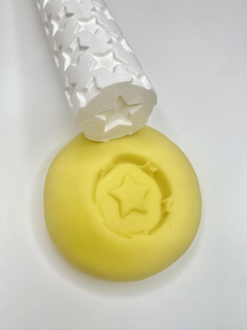 MĪCI mustrirull ja voolimisrull plastiliinia, küpsiste, piparkookide või kineetilise liivaga kasutamiseks