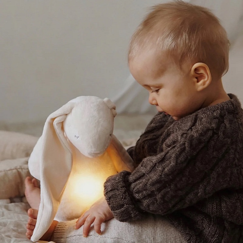 Nutusensoriga rahustav MOONIE 2.0 kaisujänes beebile roosa müra ja öölambiga