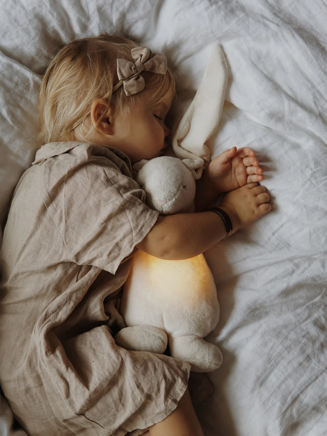 Nutusensoriga rahustav MOONIE 2.0 kaisujänes beebile roosa müra ja öölambiga