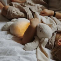 Nutusensoriga rahustav MOONIE 2.0 kaisujänes beebile roosa müra ja öölambiga Nutusensoriga rahustav MOONIE 2.0 kaisujänes beebile roosa müra ja öölambiga