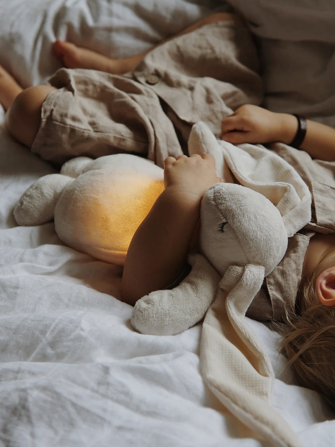 Nutusensoriga rahustav MOONIE 2.0 kaisujänes beebile roosa müra ja öölambiga