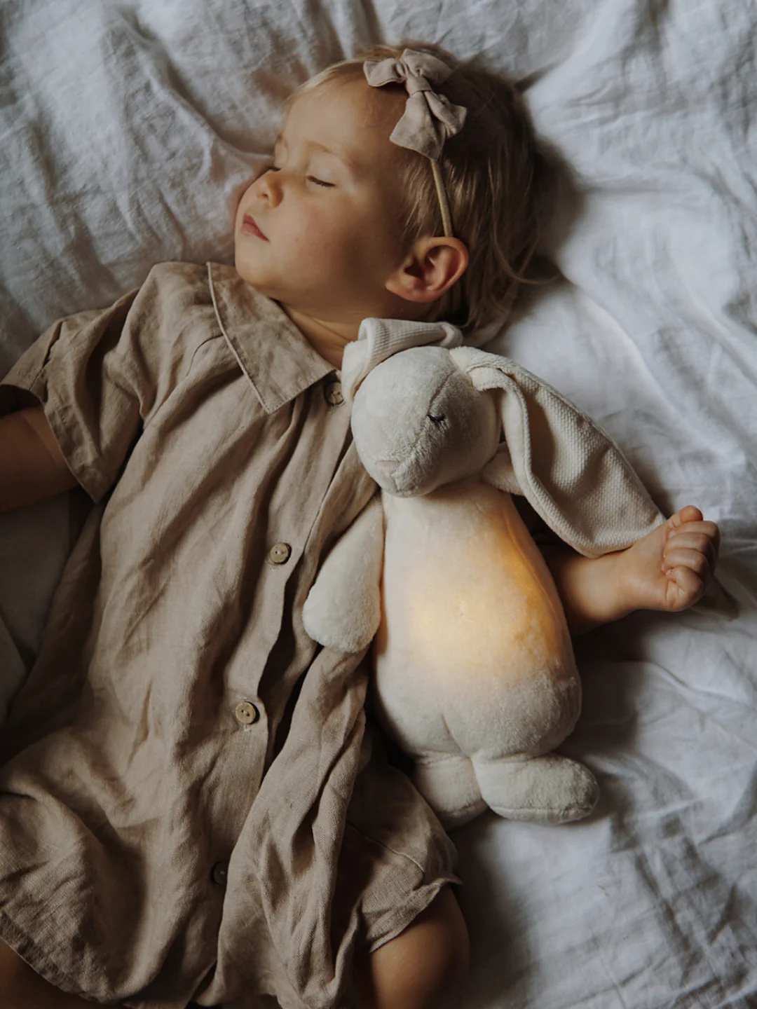 Nutusensoriga rahustav MOONIE 2.0 kaisujänes beebile roosa müra ja öölambiga