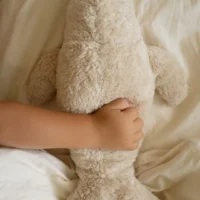 Nutusensoriga rahustav MOONIE 2.0 kaisuhüljes beebile roosa müra ja öölambiga Nutusensoriga rahustav MOONIE 2.0 kaisuhüljes beebile roosa müra ja öölambiga