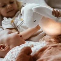Nutusensoriga rahustav MOONIE 2.0 kaisujänes beebile roosa müra ja öölambiga Nutusensoriga rahustav MOONIE 2.0 kaisujänes beebile roosa müra ja öölambiga