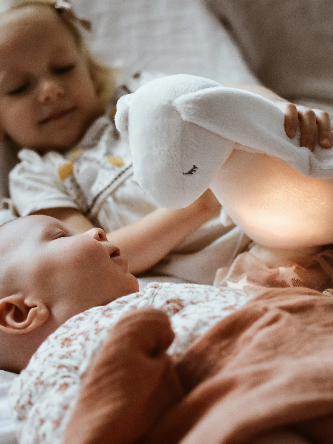 Nutusensoriga rahustav MOONIE 2.0 kaisujänes beebile roosa müra ja öölambiga