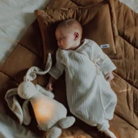 Nutusensoriga rahustav MOONIE 2.0 kaisujänes beebile roosa müra ja öölambiga Nutusensoriga rahustav MOONIE 2.0 kaisujänes beebile roosa müra ja öölambiga