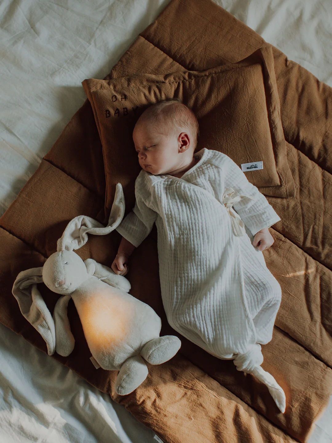 Nutusensoriga rahustav MOONIE 2.0 kaisujänes beebile roosa müra ja öölambiga