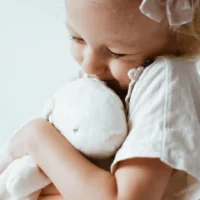 Nutusensoriga rahustav MOONIE 2.0 kaisujänes beebile roosa müra ja öölambiga Nutusensoriga rahustav MOONIE 2.0 kaisujänes beebile roosa müra ja öölambiga