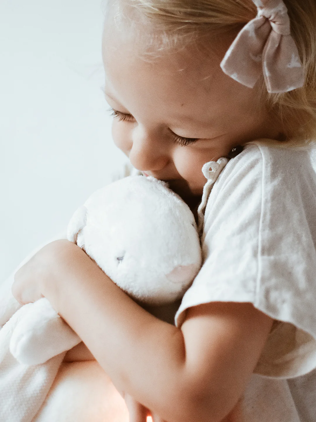 Nutusensoriga rahustav MOONIE 2.0 kaisujänes beebile roosa müra ja öölambiga