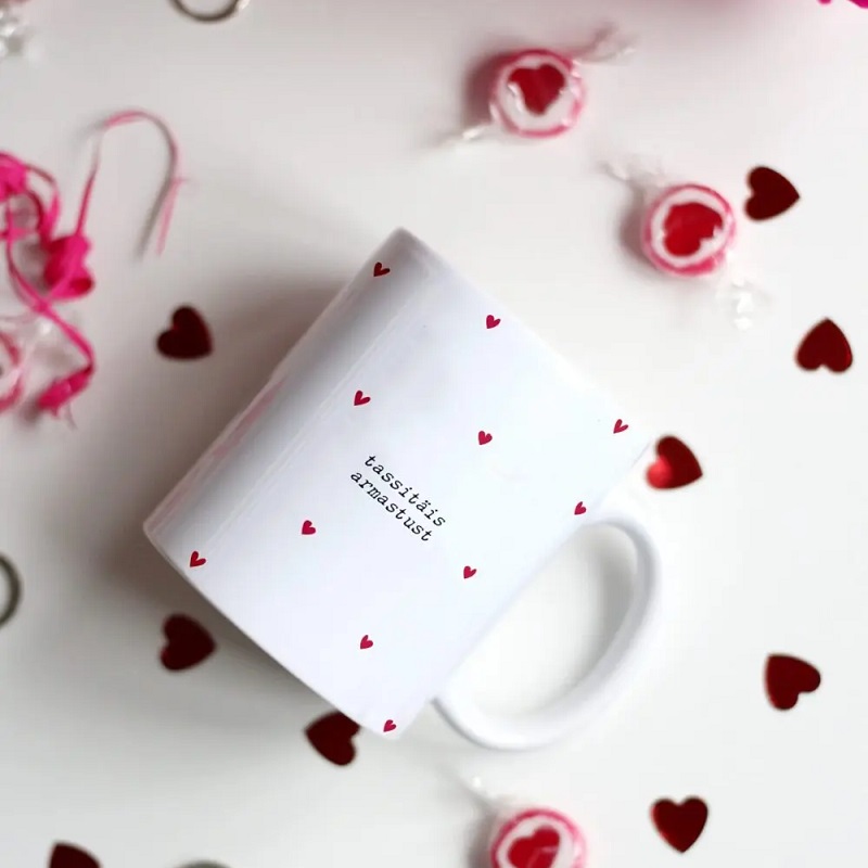seik disainkruus ja kingiidee "Tassitäis armastust" tass sõbrapäevaks, jõuludeks või tähtsaks sündmuseks