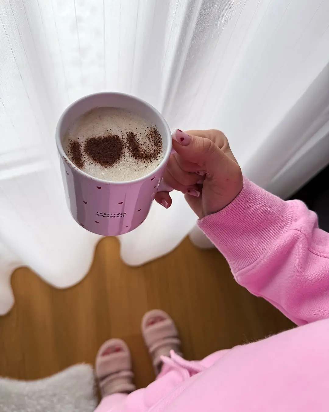 seik disainkruus ja kingiidee "Tassitäis armastust" tass sõbrapäevaks, jõuludeks või tähtsaks sündmuseks