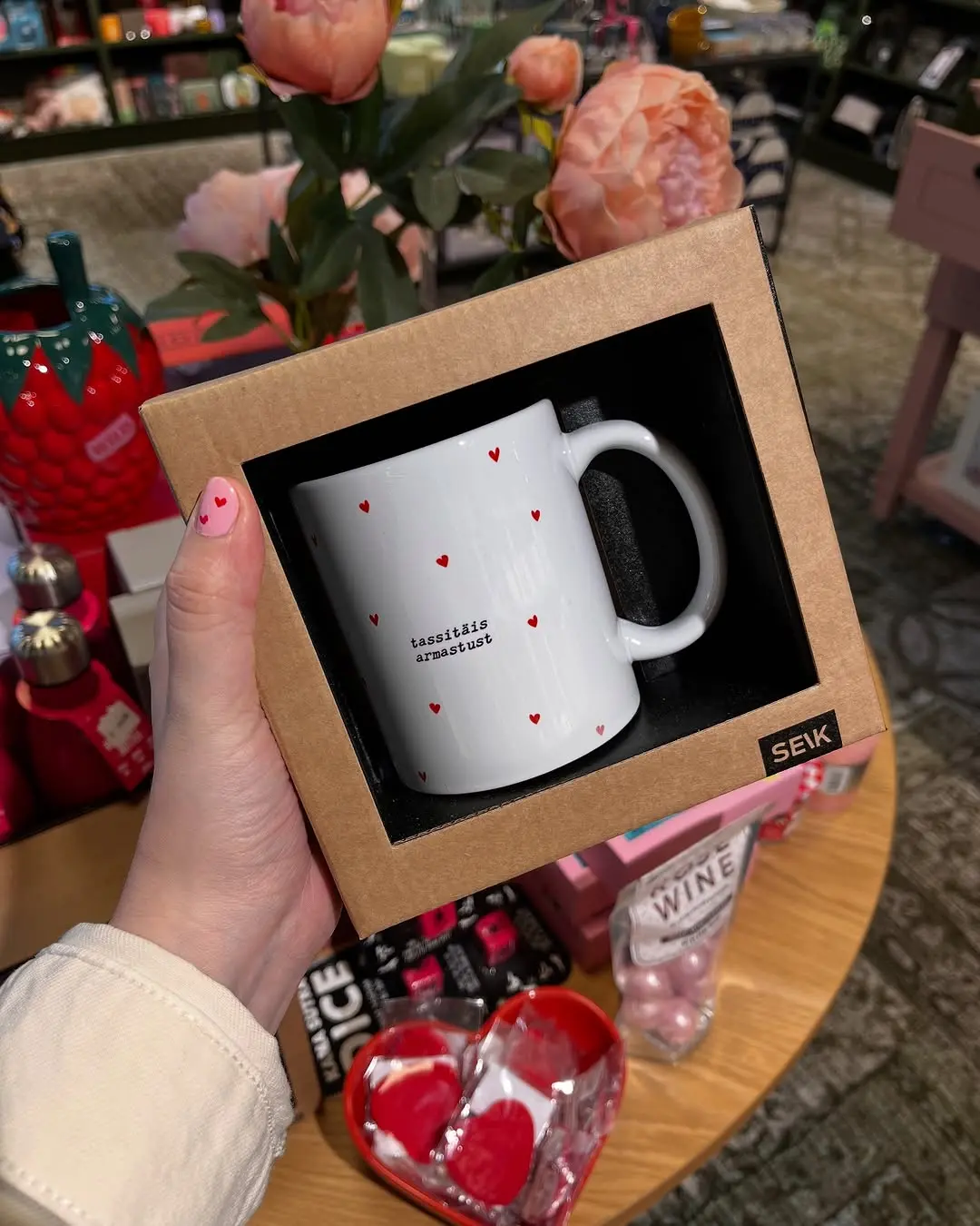 seik disainkruus ja kingiidee "Tassitäis armastust" tass sõbrapäevaks, jõuludeks või tähtsaks sündmuseks