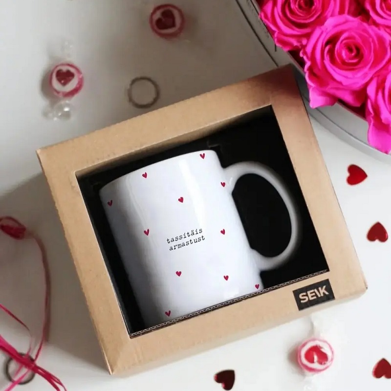 seik disainkruus ja kingiidee "Tassitäis armastust" tass sõbrapäevaks, jõuludeks või tähtsaks sündmuseks