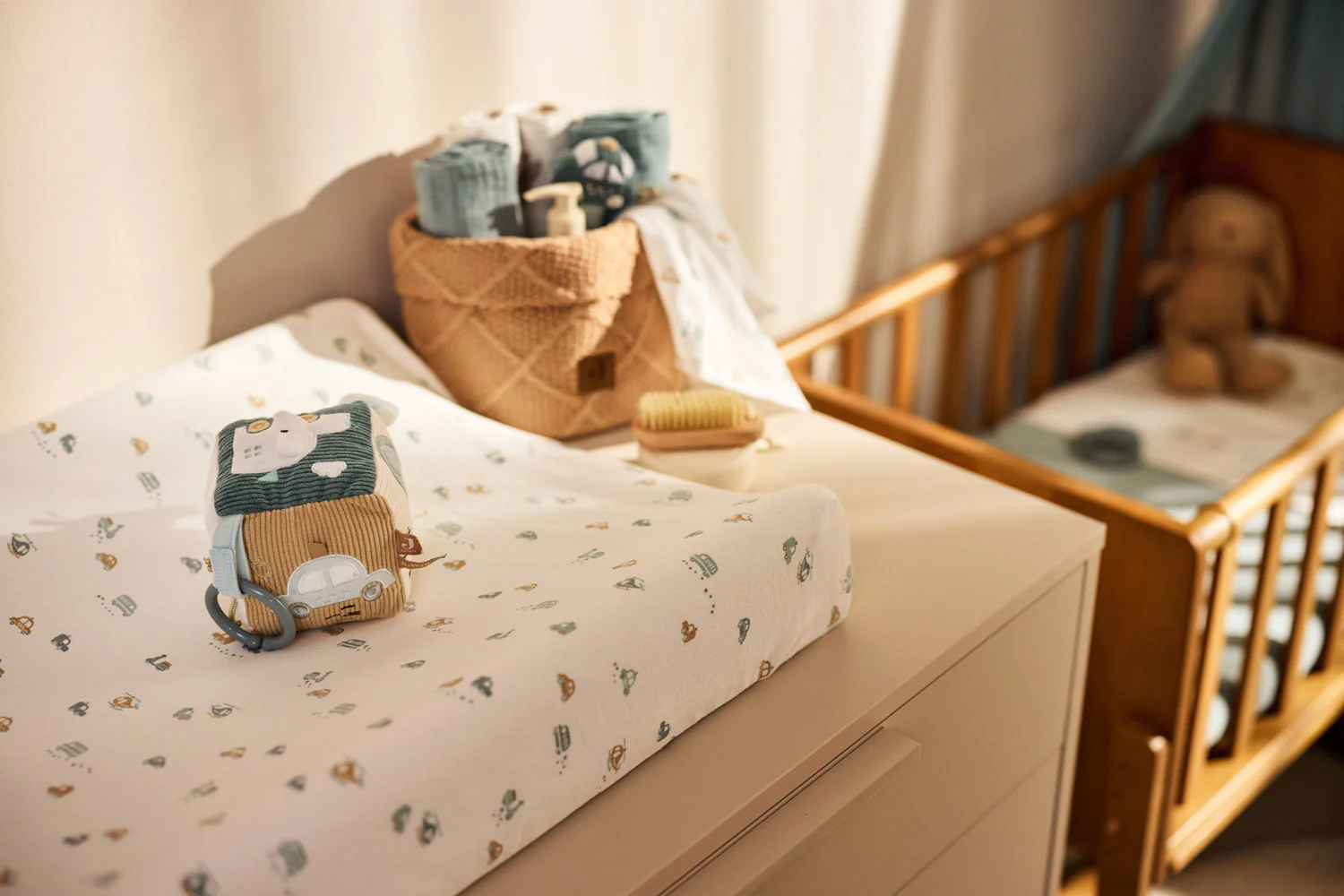 Jollein Riputatav aktiivsuskuubik Rännuteel – On The Go beebimänguasi Aktiivsuskuubik peegliga ja krõbiseva võtmega